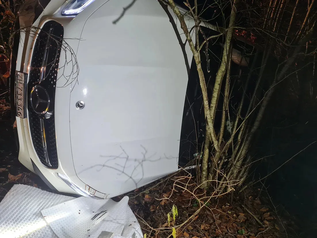 Das Fahrzeug kam durch Glatteis von der Fahrbahn ab und blieb im Graben stecken. Unfall in Wila